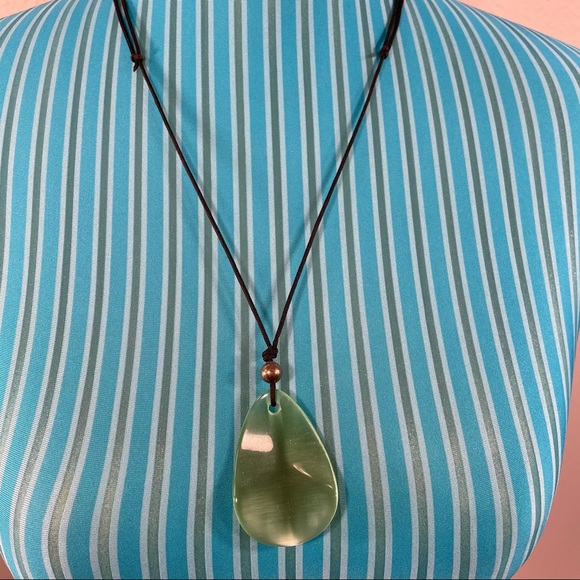 Green teardrop shape cord drop necklace - Picture 3 of 13
